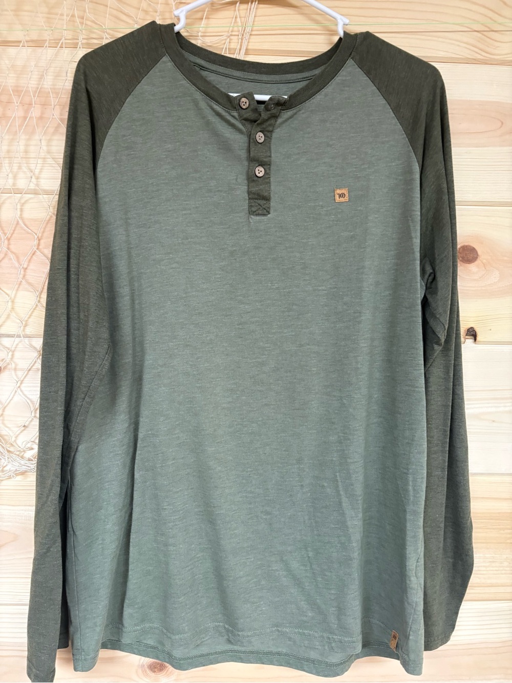 Tentree Olive and Dark Olive Raglan Henley Long-Sleeve Shirt - Men